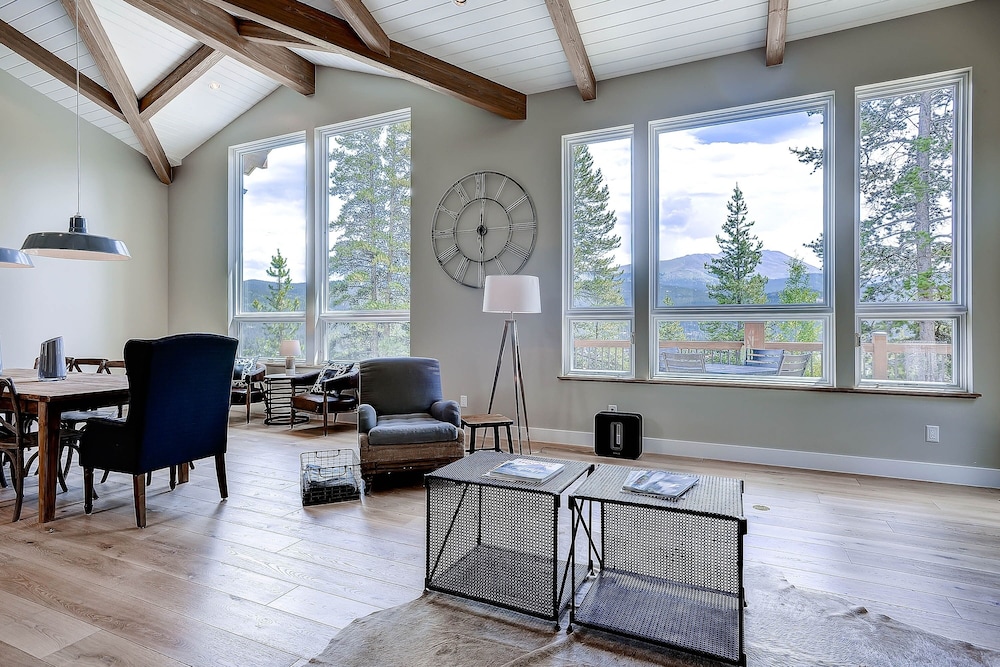 Sunrise Ski Haus 4 Bedroom Home by RedAwning