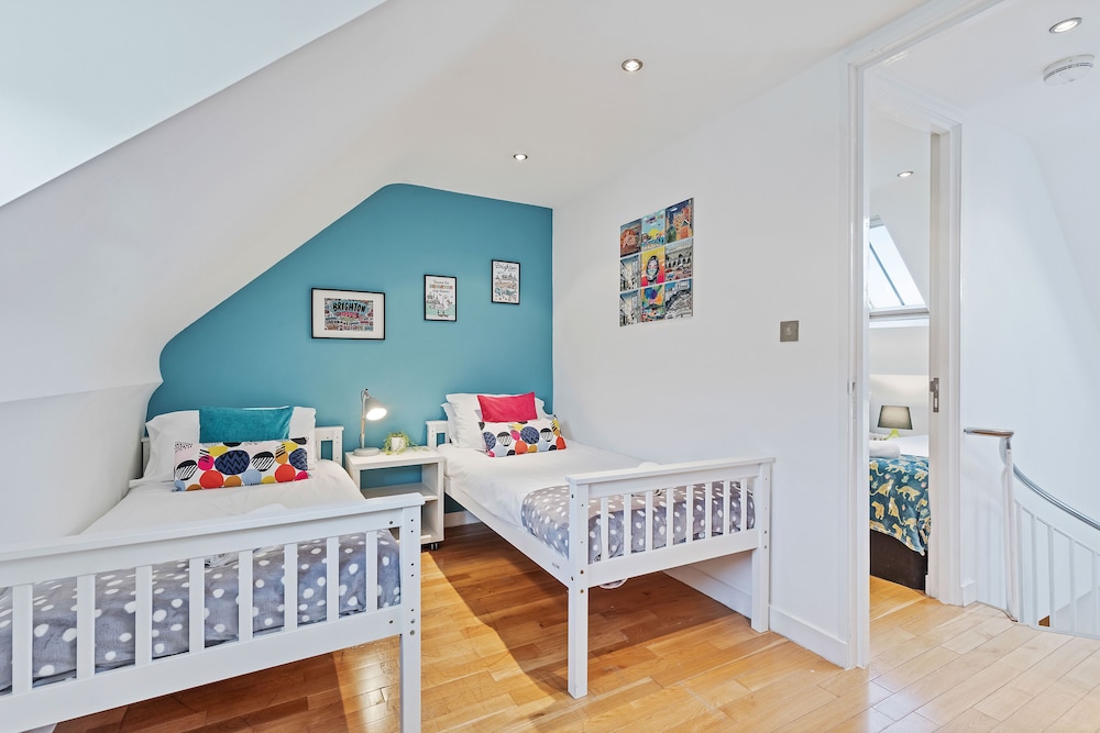 Majestic Mews Apartment with Free Parking | By My Getaways