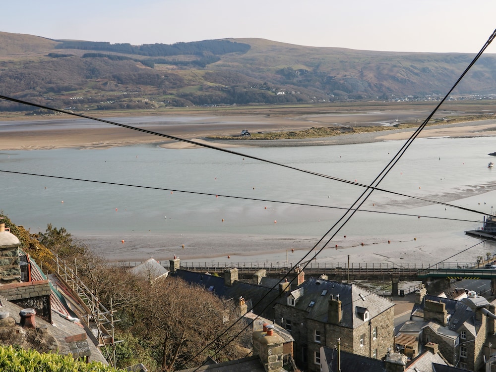 2 Bwth Mawr