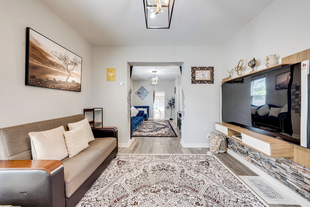 1 Mi to Dtwn Elgin: Dutch Colonial w/ Lovely Patio