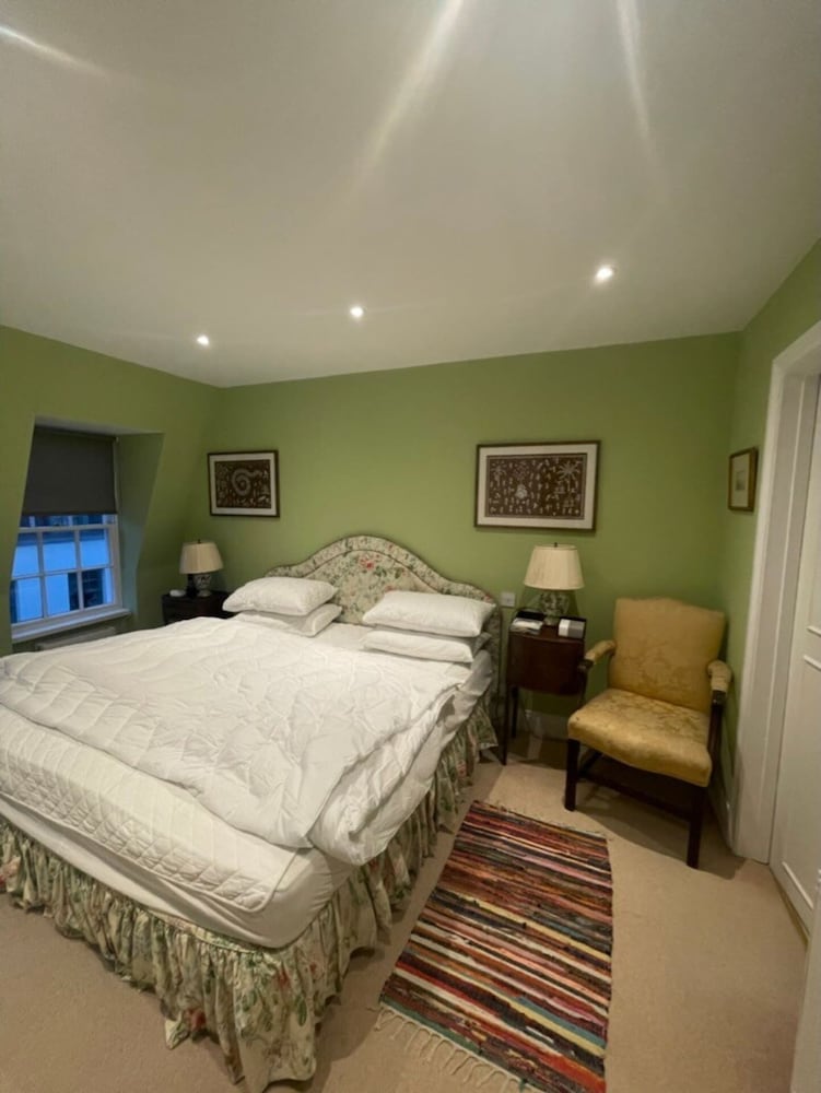 Expansive 4BD Home- 15 min From Buckingham Palace!