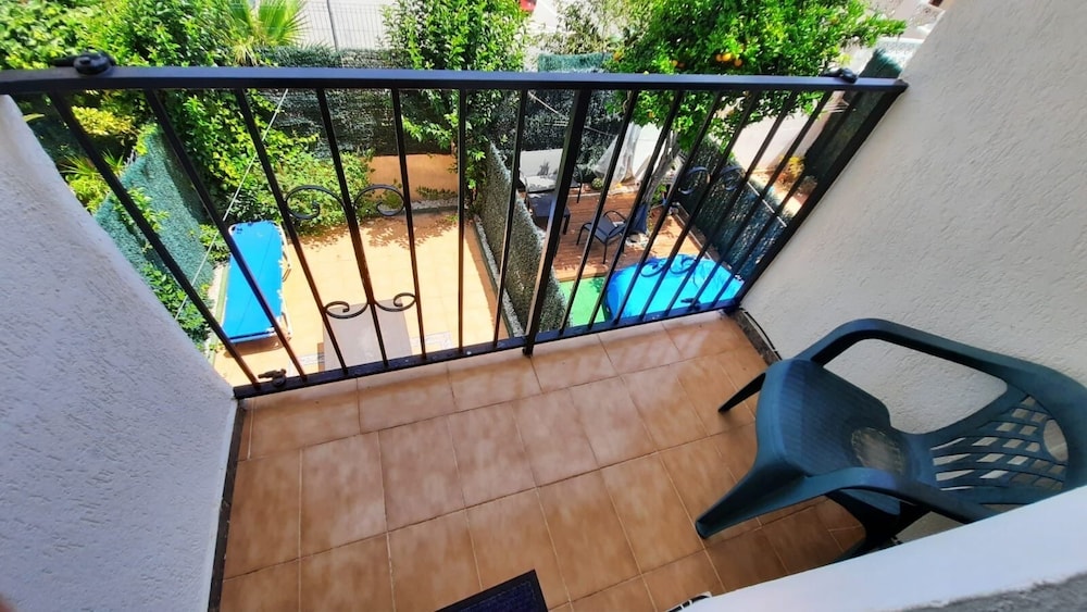 Two Bedroom Townhouse Bungalow In A Secure Complex In Benidorm Free Wifi view 5