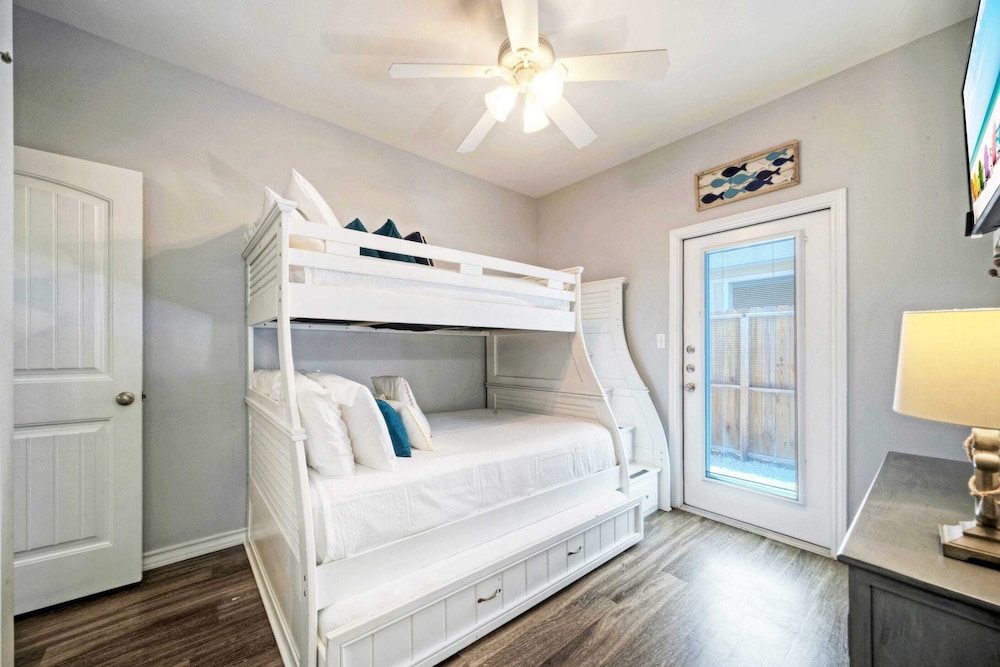 Sleeps 29, 3 Homes Beachside Resort Pool, Walk to the Beach