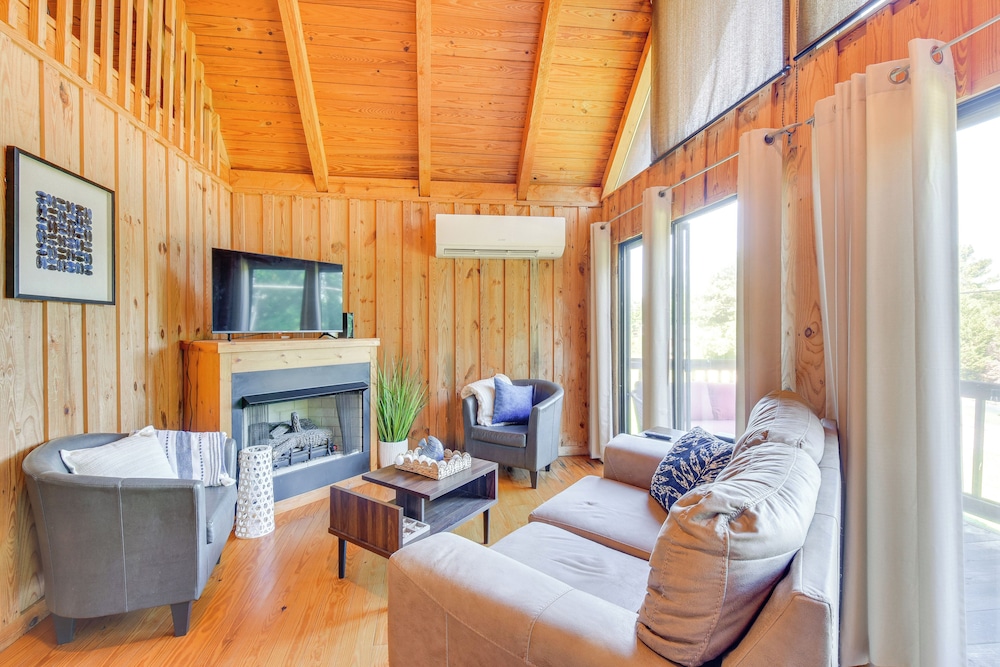 Lake Keowee Access: Idyllic Six Mile Cabin! view 5