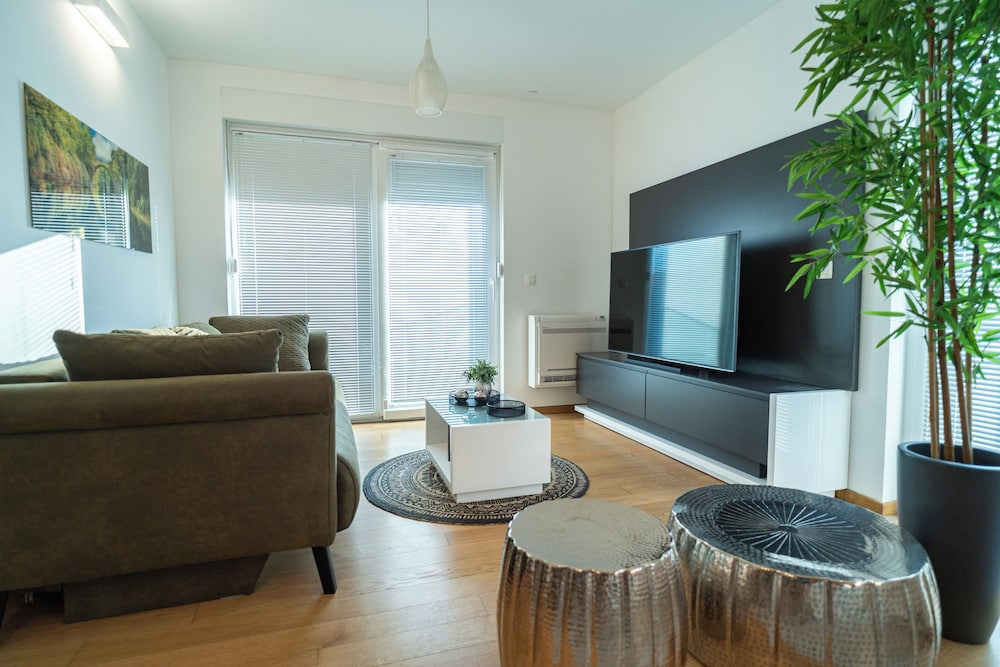 Apartment Wing 77