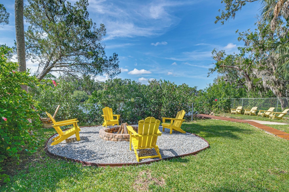 Dock, Hot Tub & Games: Crystal River Family Gem