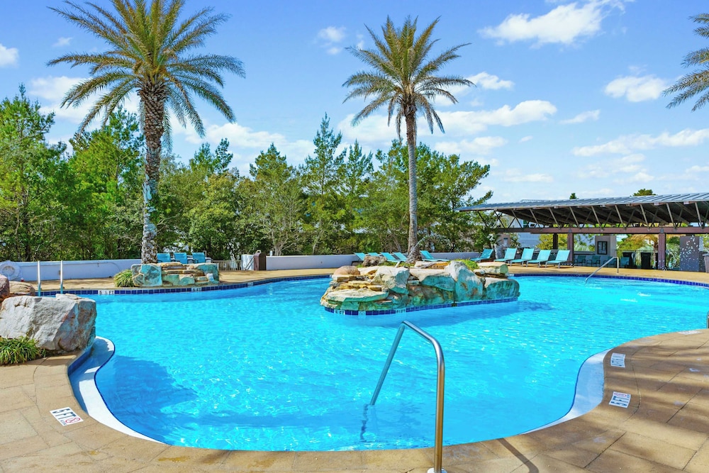 Back to the Beach by Avantstay with Pool Access