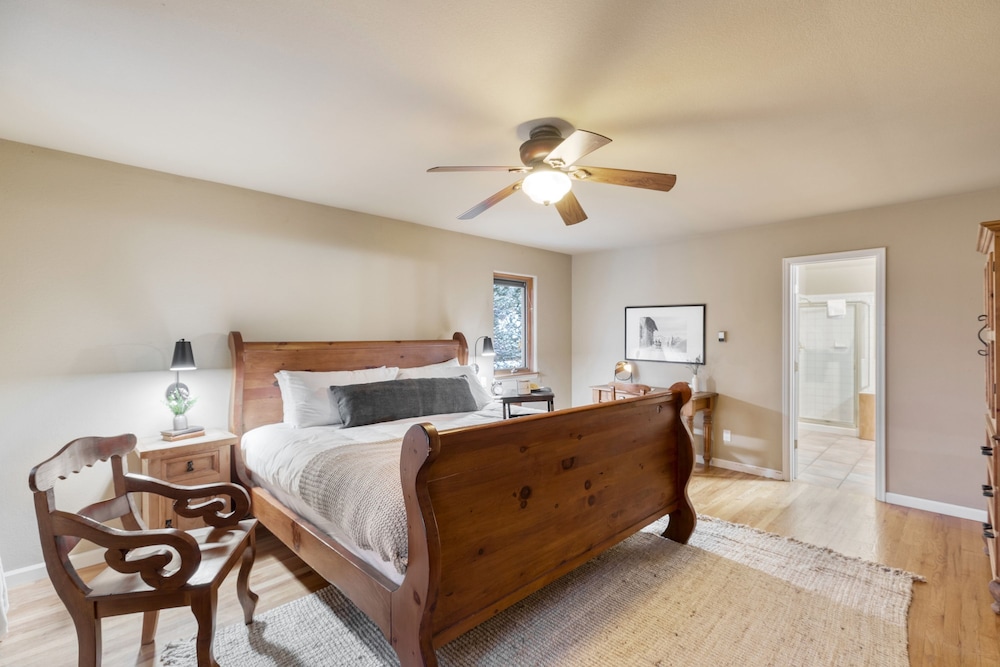 River Rock by Avantstay 8 Bedroom Ski Estate w Hot Tub Movie Theatre 10 Min Walk to Mtn