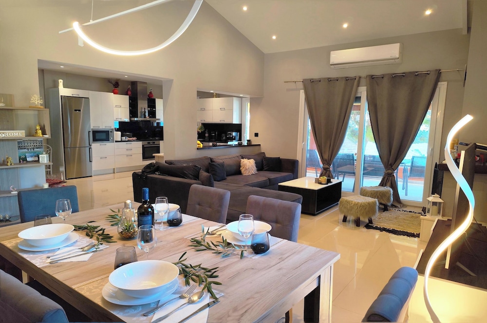 La Casa di Kosta Luxury Apartment, Kontogialos Beach, sea Views