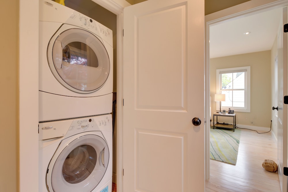 Walk to Beach: Gem w/ Patio & BBQ in Provincetown