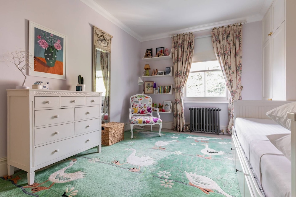 Warwick Gardens II by Onefinestay