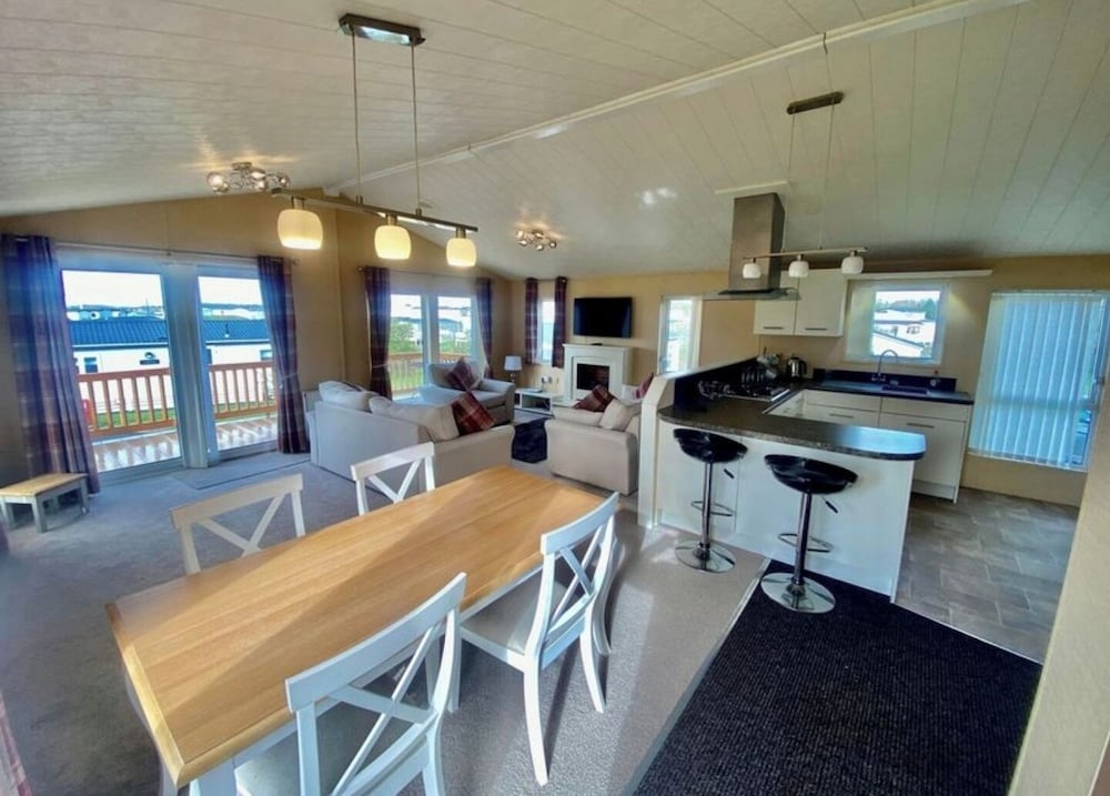Impeccable 3-bed Lodge in Hull view 2