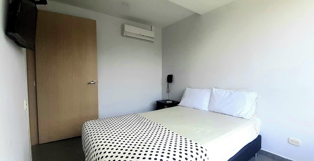 Cold AC fast Wi-Fi great location