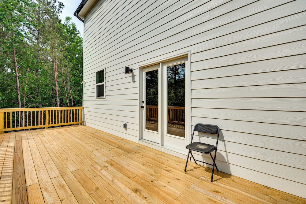 11 Mi to Dtwn: Luxe Atlanta Retreat w/ Deck & Yard