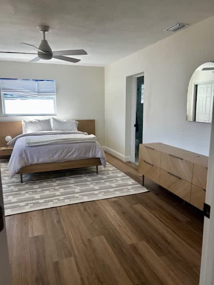 NEW Stunning Home-close to Beaches-pet Friendly
