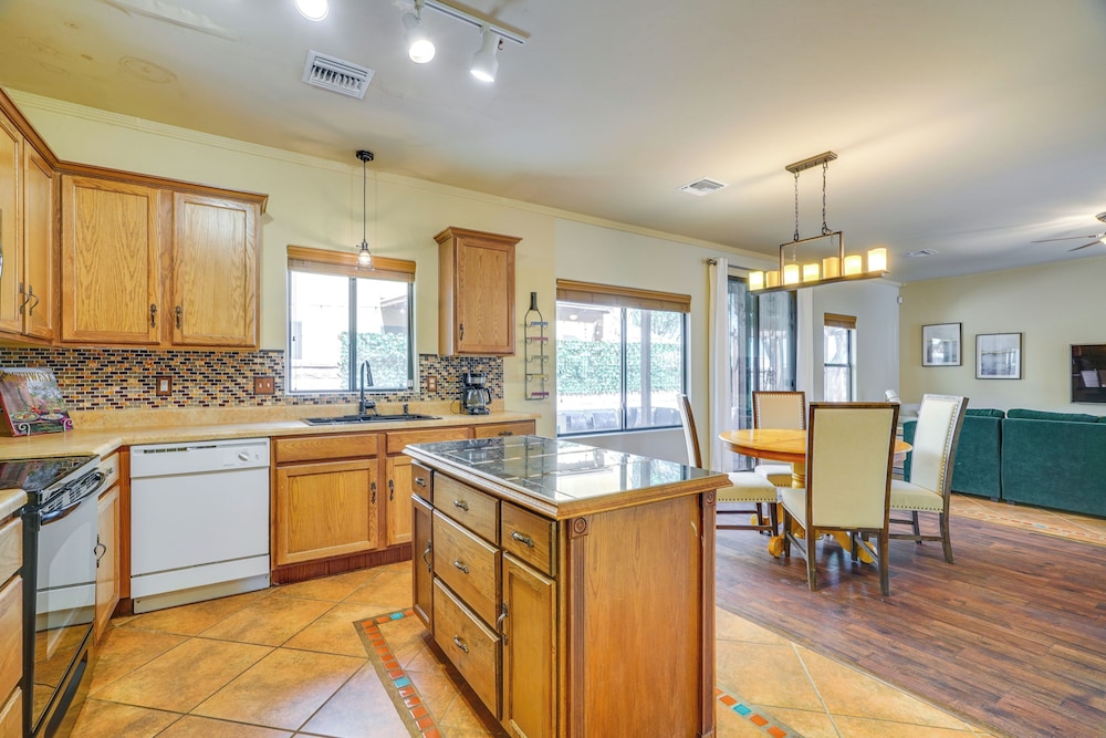Southwestern Chic! Tucson Retreat w/ Private Patio