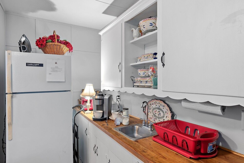 Kaderli Haus 1 Bedroom Cottage by RedAwning view 2