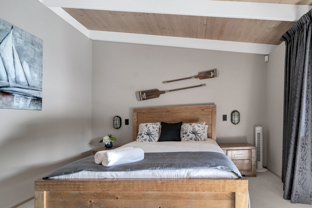 Secluded 3-bed Retreat Moments to the Beach