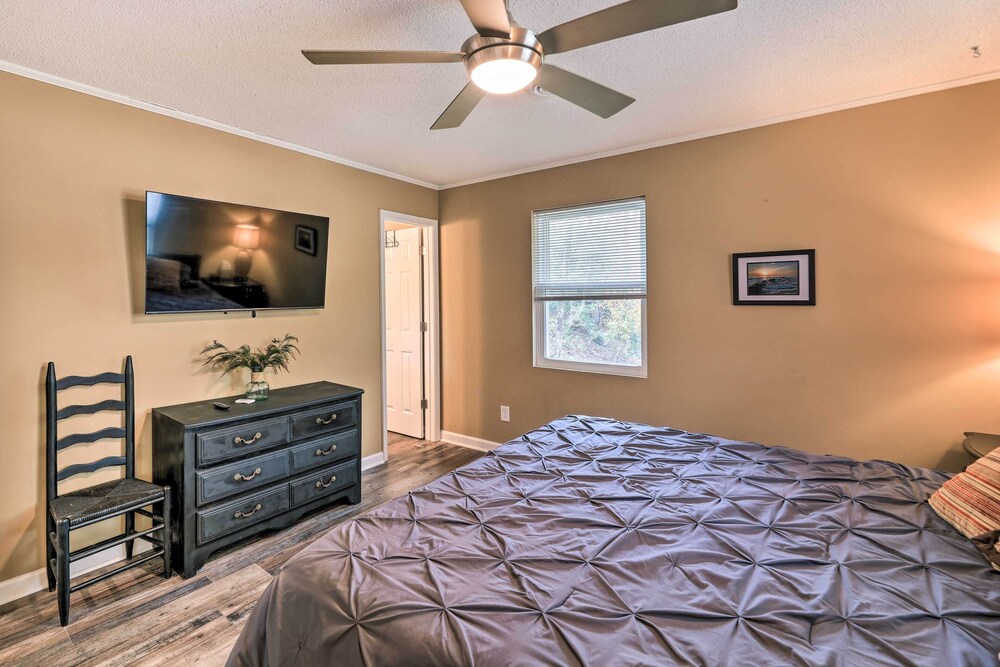 Lovely Emerald Isle Home, Walk to Beach!