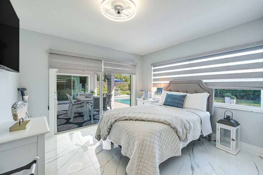 Pool & Spa: Luxe Home in Naples!