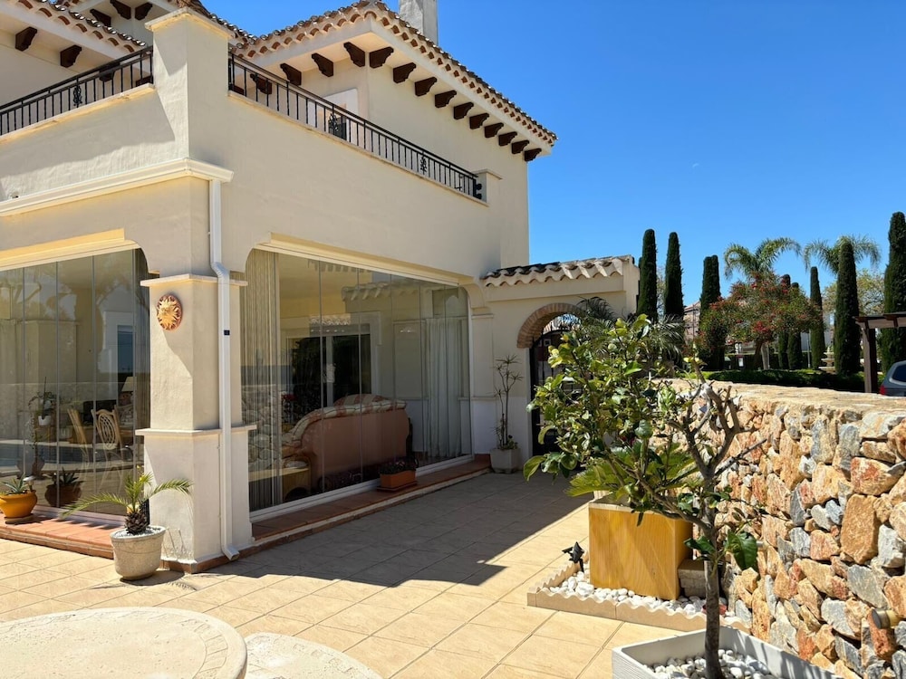 6 Guests - 3BR - Private Pool - Mountain Views