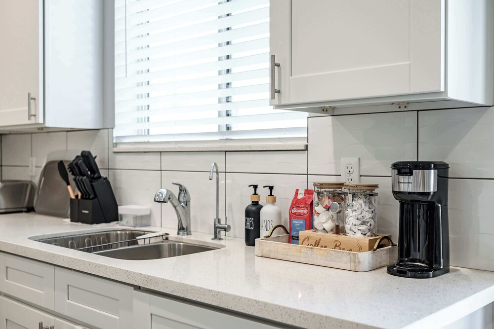 Modern Spacious Home Bright, Family Group Friendly