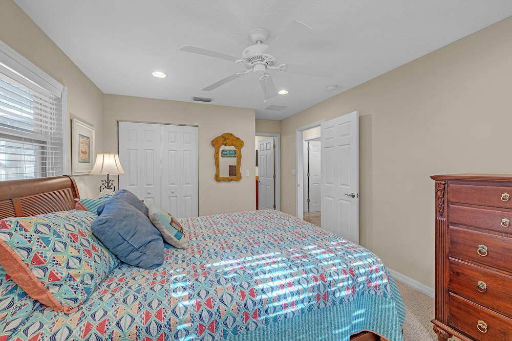 Comfy Home W/ Heated Pool Near Siesta Key Beach 2 Bedroom Home