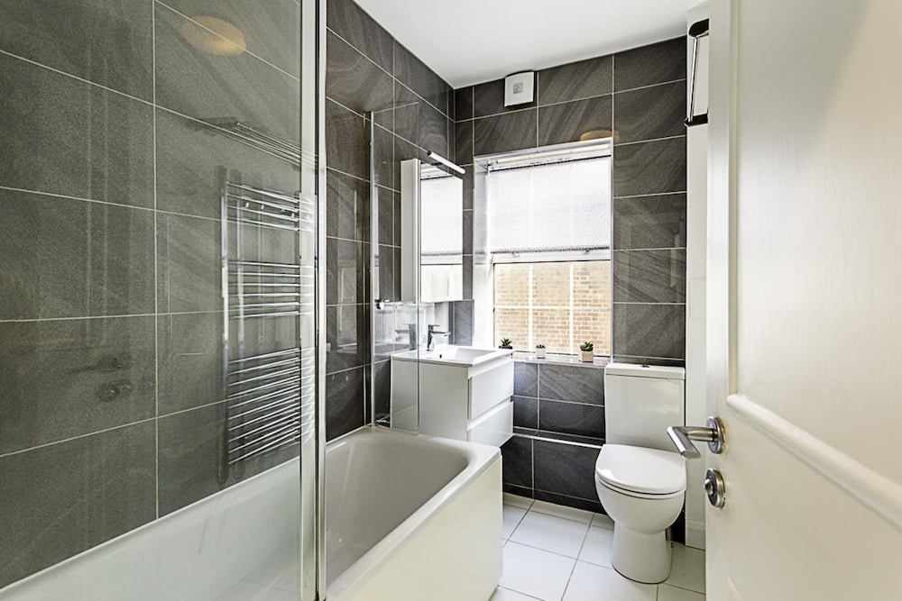 Cozy Aldgate Hideaway