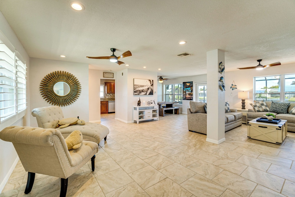 Private Dock & Pool: Port Charlotte Escape!