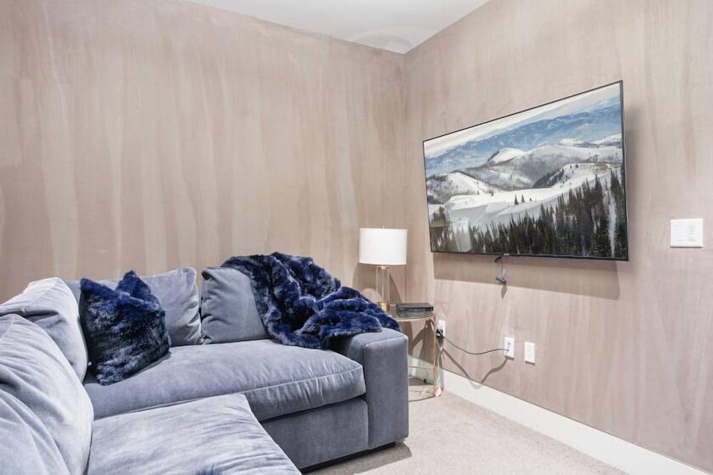 203 - Three Bedroom Deluxe One Empire Pass 3 Condo