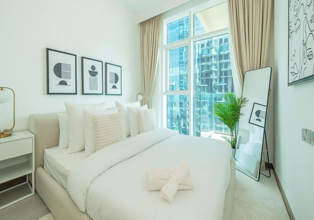 Elegant High Floor 2BR Urban Oasis