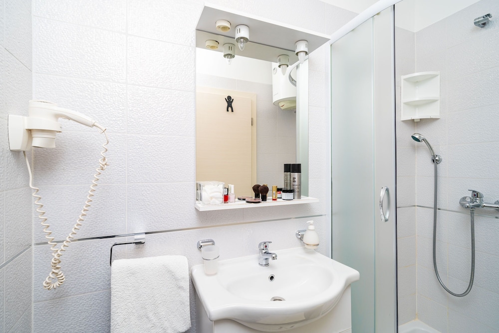 Jele Rooms