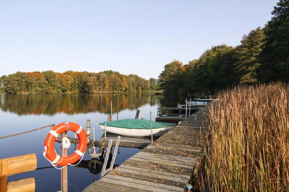 Ferienhaus mit Pool und Sauna am Duemmer See