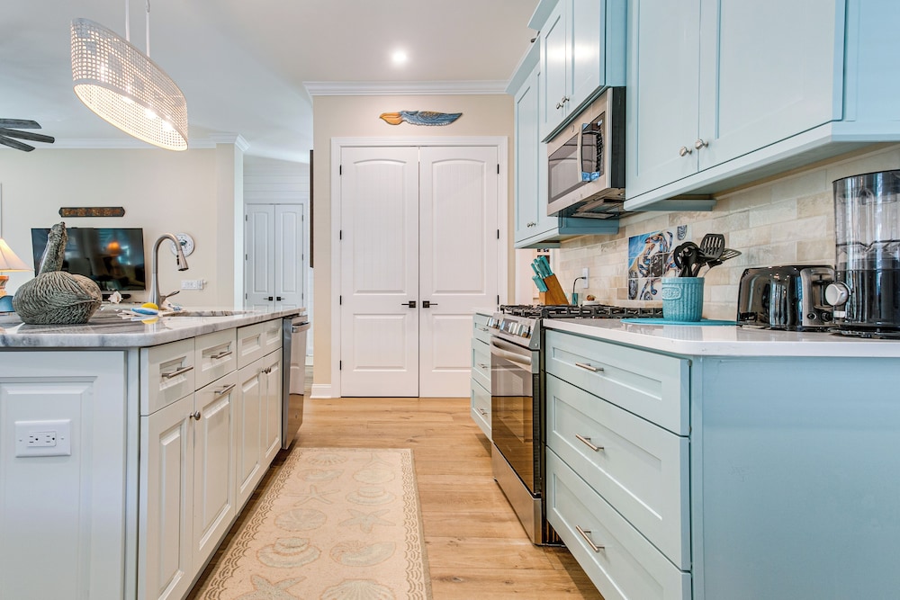 Walk to Public Beach: Hideaway in St Simons Island