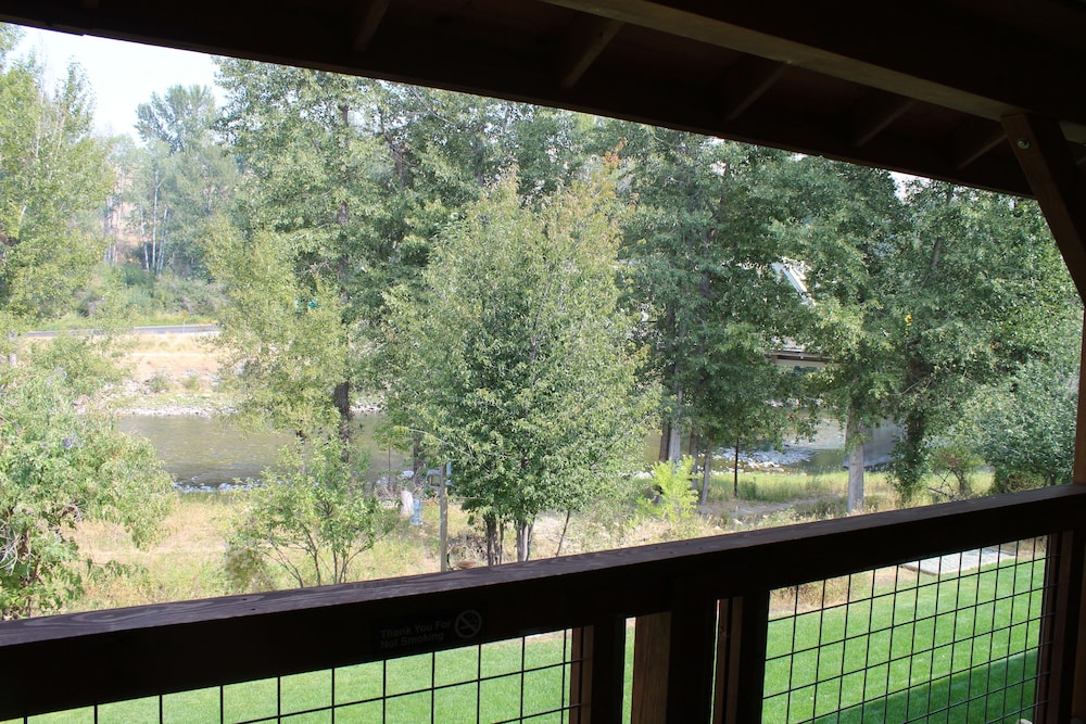 Methow River Lodge & Cabins