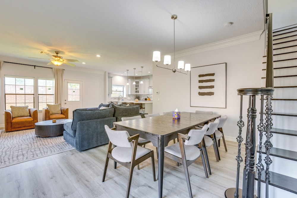 Yard & Workspaces: Luxe Duplex Unit in Houston