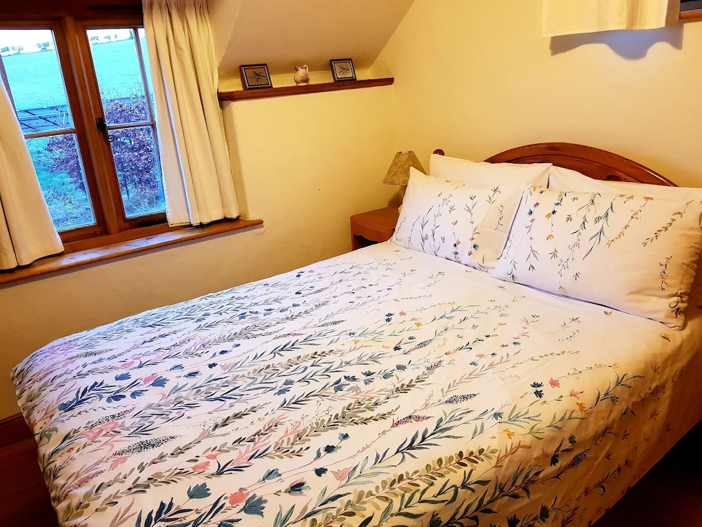 1 Double Bedrooms Cottage view 2