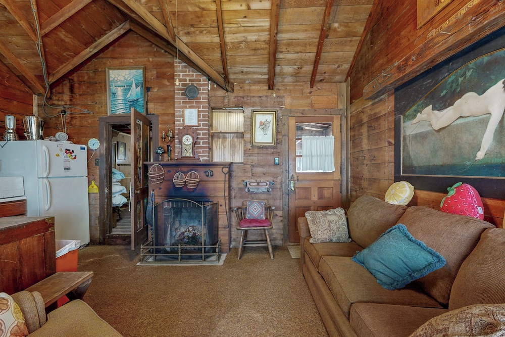 6BR Lakefront Estate w/ Private Piers & Patios