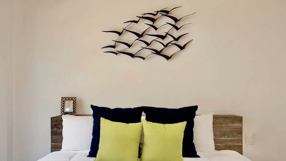Spacious 1 BR With Great Location & Rooftop Pool by Waves Management