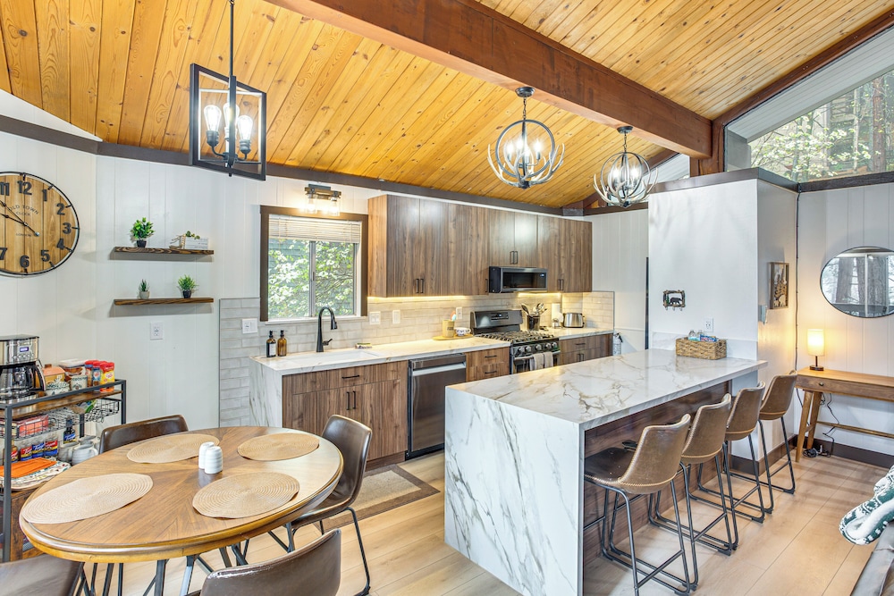 3 Mi to Lake Arrowhead Village: Pine-view Home!