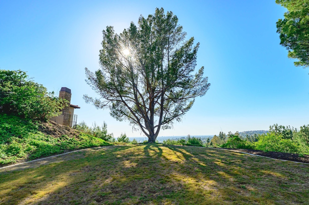 Spacious Retreat With Scenic Mountain Views