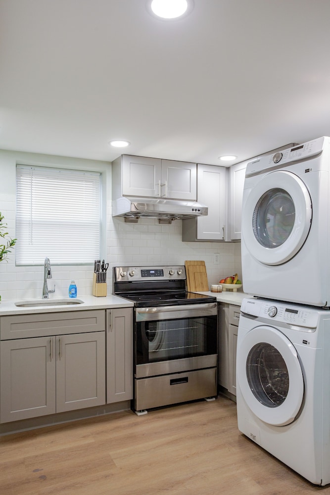 Stylish Minimalist Stay in City Center