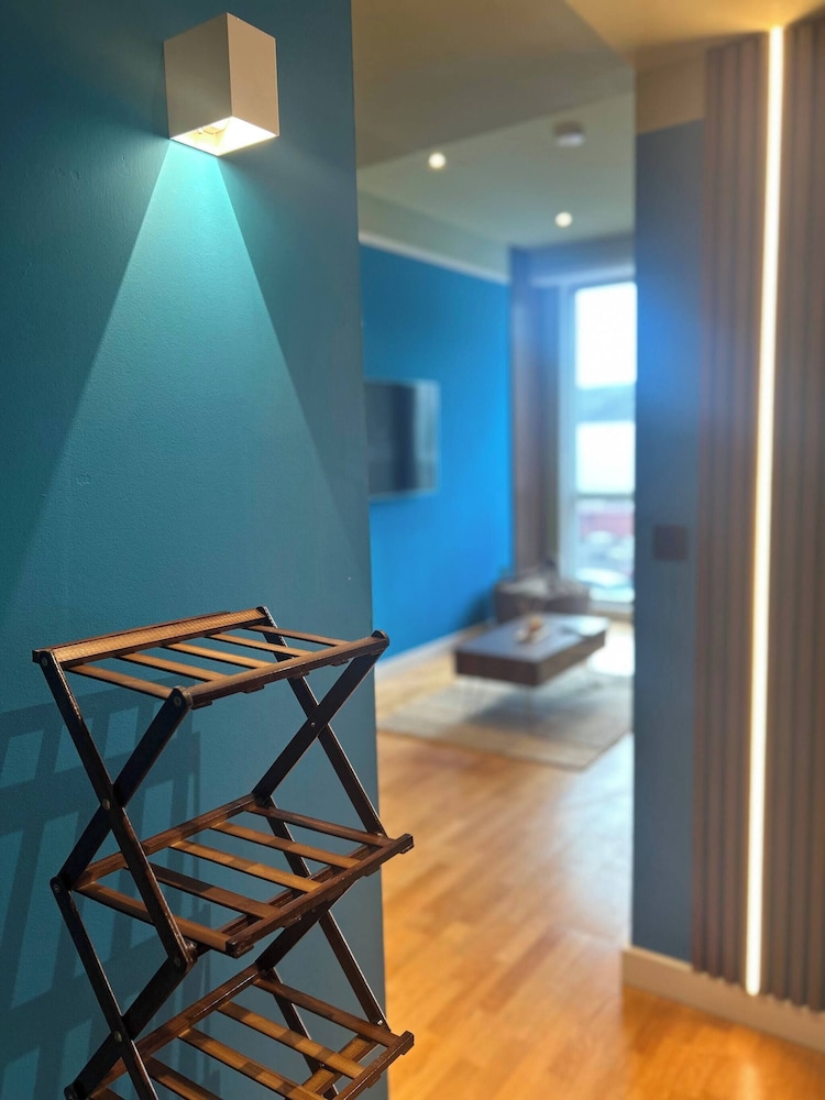 Modern City Blue Apartment Next To The AO Arena Free Parking