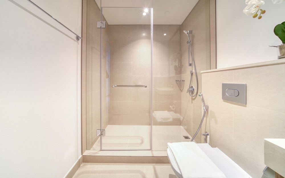 Classy Downtown 2BR w City View Balcony