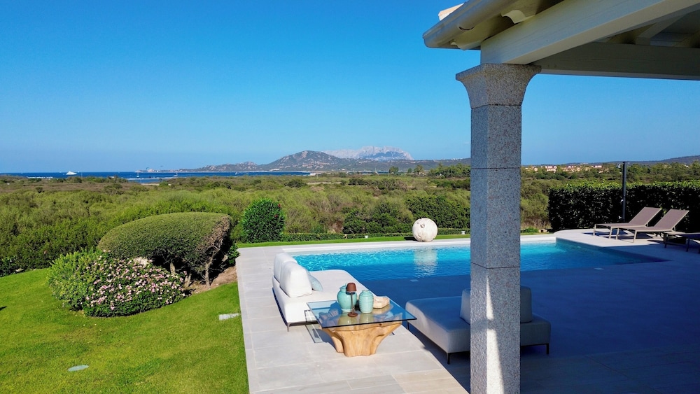 Villa Blue Sphere with Pool by Wonderful Italy