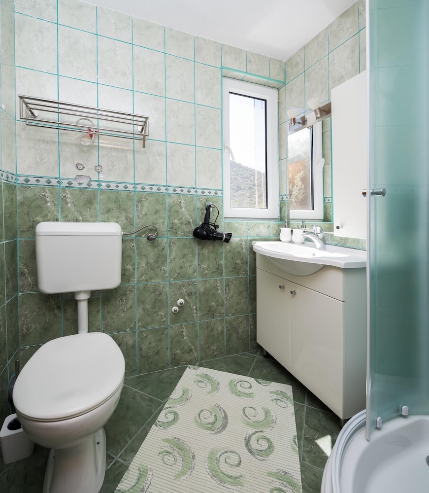 A4 - Modern apt w. Terrace, 3 min Walk to Beach view 5