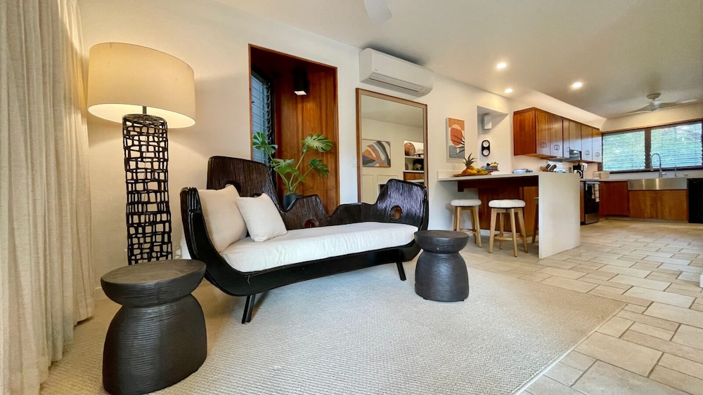 Sophisticated Oceanfront Retreat - Air-conditioned - Walk to Beach - Vrkcv