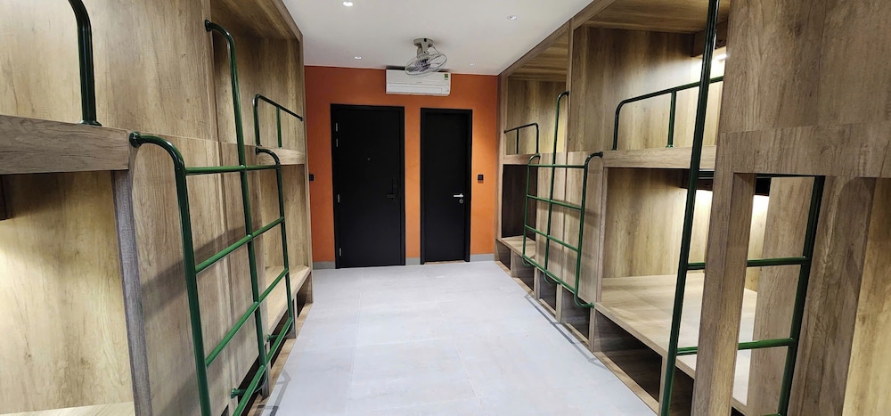 1995S HOSTEL