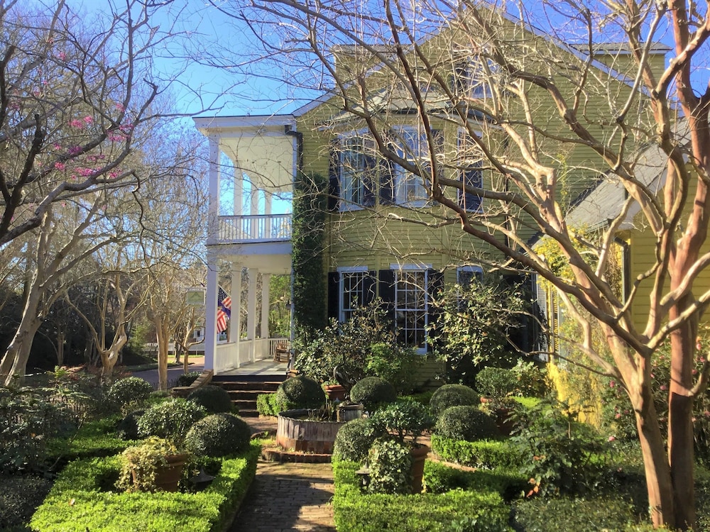 Natchez Vacations - GardenSong BB - Property Image 1