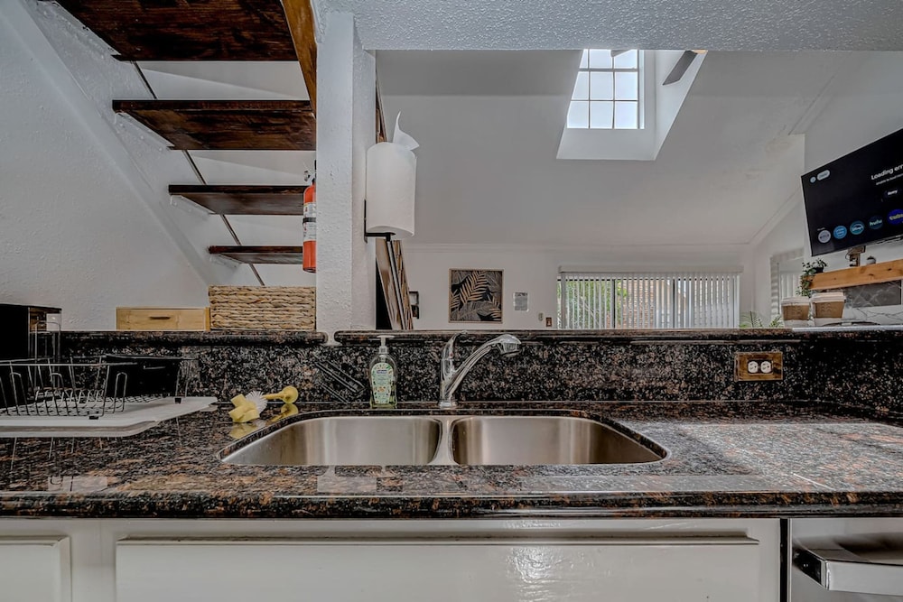 Upscale 1BR Condo in Med Center